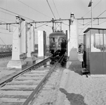 153497 Afbeelding van een electrisch treinstel mat. 1946 van de N.S. door de wasmachine op het emplacement te Eindhoven.